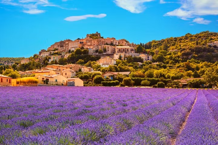 Làng Simiane-La-Rotonde ở Provence, Pháp. Tất cả mọi thứ bạn cần để thư giãn đều có ở đây. Bầu trời xanh, hoa oải hương, dãy núi Alps, các món ăn Địa Trung Hải, các kỳ nghỉ hè với âm nhạc cổ điển là sự quyến rũ không thể nào quên của Provence. Một trong những điểm tham quan chính của nơi này là Château des Agoult, lâu đài được xây dựng vào thế kỷ 12.