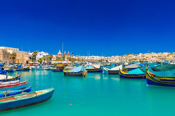 Marsaxlokk, Malta. Không có bão ở bến cảng này và đó là lý do tại sao những ngôi nhà bằng đá cẩm thạch màu vàng xây dựng gần sát mặt nước. Dân Marsaxlokk chỉ có khoảng 3.000 người.