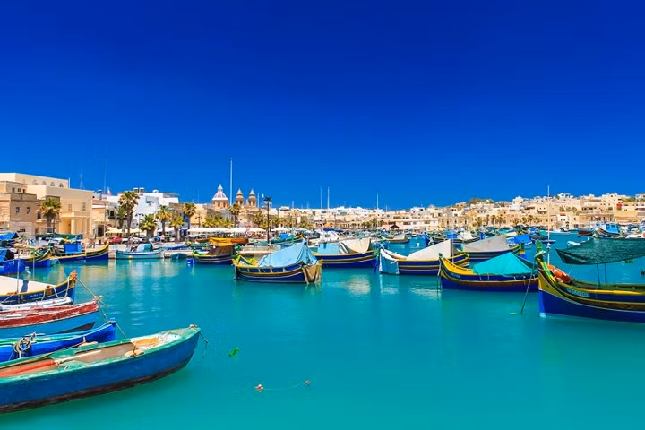 Marsaxlokk, Malta. Không có bão ở bến cảng này và đó là lý do tại sao những ngôi nhà bằng đá cẩm thạch màu vàng xây dựng gần sát mặt nước. Dân Marsaxlokk chỉ có khoảng 3.000 người.