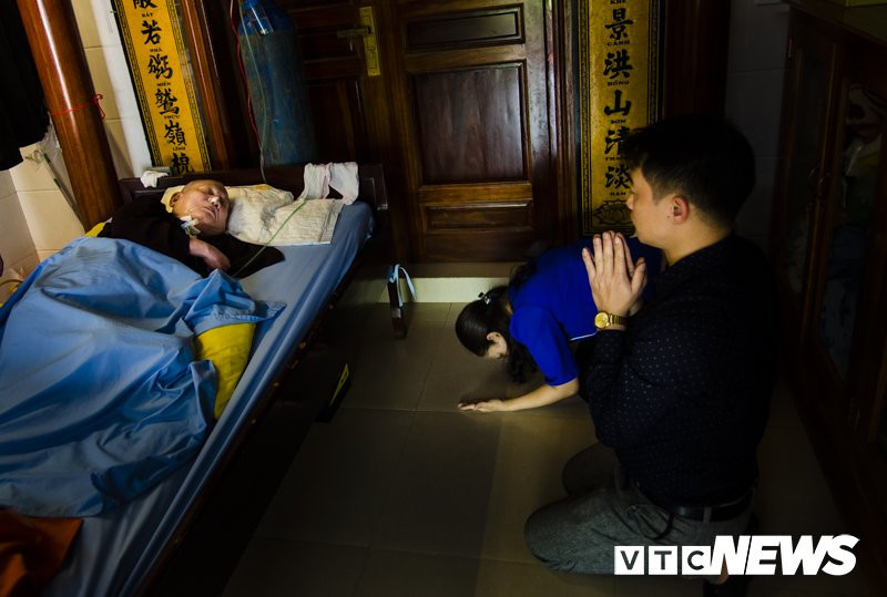 Phật tử khắp nơi nghe danh đến chiêm bái Sư Kiệm tại Tịnh thất của Ngài.