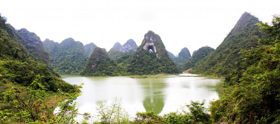 "Núi thủng" Nậm Trá, thường được địa phương gọi là núi Mắt Thần.