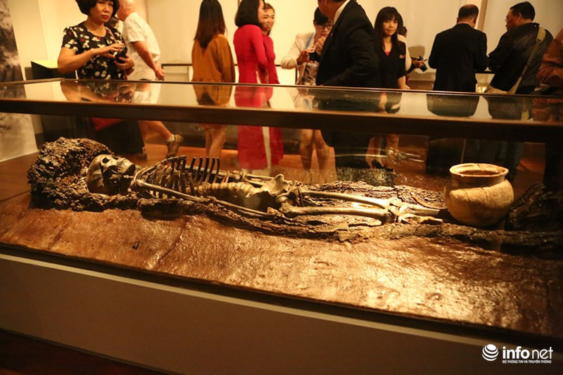 Được biết đây là di tích Mộ cổ Châu Can, khai quật tại Hà Nội. Chủ nhân của ngôi mộ này là cư dân văn hóa Đông Sơn.