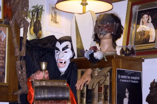 7. Bảo tàng ma cà rồng, Paris - Pháp: Những bức tượng ma quái, những bản thảo chưa hoàn chỉnh về câu chuyện của ma cà rồng, sẽ mang đến cho bạn một thế giới đầy màu sắc kinh dị.