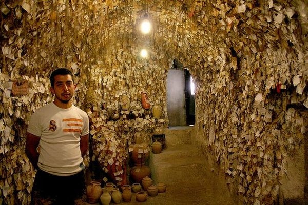 8. Bảo tàng tóc Avanos, Thổ Nhĩ Kỳ: Bảo tàng tóc Avanos, là nơi trưng bày những mẫu tóc được lấy từ 16.000 phụ nữ cùng tên, tuổi và địa chỉ của họ. Bước vào bảo tàng, bạn sẽ có cảm giác rùng rợn như lạc vào một khu rừng kinh dị.