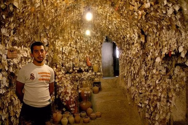 8. Bảo tàng tóc Avanos, Thổ Nhĩ Kỳ: Bảo tàng tóc Avanos, là nơi trưng bày những mẫu tóc được lấy từ 16.000 phụ nữ cùng tên, tuổi và địa chỉ của họ. Bước vào bảo tàng, bạn sẽ có cảm giác rùng rợn như lạc vào một khu rừng kinh dị.