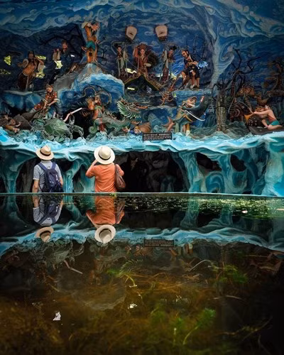 Công viên Haw Par Villa, Singapore: Đối lập hoàn toàn với công viên Disney tươi sáng, Haw Par Villa mang đến cảm giác sợ hãi từ những câu chuyện rùng rợn về địa ngục.