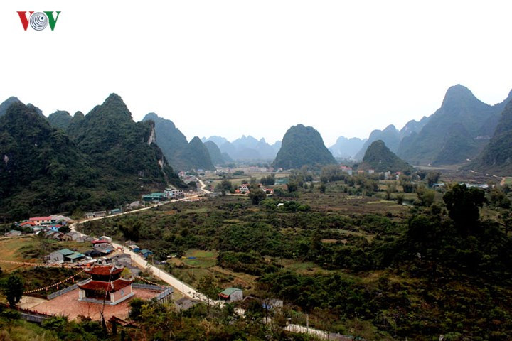 Thác Bản Giốc được xem là trung tâm của CVĐC Non nước Cao Bằng. Thác Bản Giốc nằm ở địa phận xã Đàm Thủy, huyện Trùng Khánh, Cao Bằng.