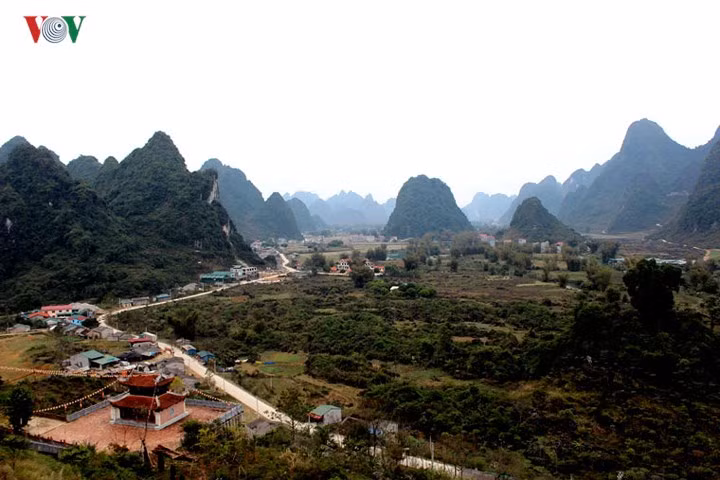 Thác Bản Giốc được xem là trung tâm của CVĐC Non nước Cao Bằng. Thác Bản Giốc nằm ở địa phận xã Đàm Thủy, huyện Trùng Khánh, Cao Bằng.