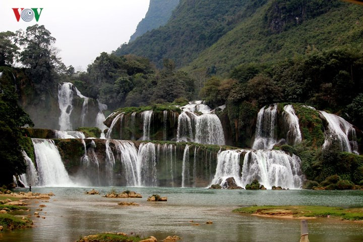 Thác có độ cao trên 30m với những khối nước lớn đổ xuống qua nhiều bậc đá vôi. Vẻ đẹp của thác vào những mùa khác nhau sẽ rất khác nhau.