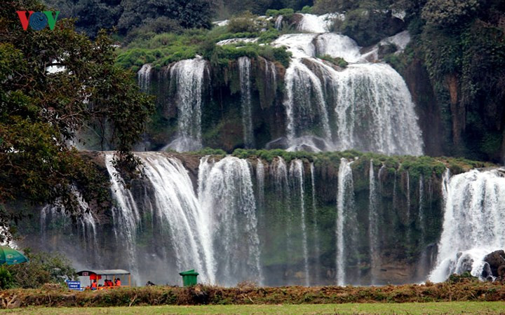 Mùa mưa bắt đầu từ tháng 6 đến tháng 9. Đây là thời điểm thác Bản Giốc hùng vĩ nhất, thác tuôn nước ồ ạt, bọt tung trắng xóa. Còn mùa khô bắt đầu từ tháng 10 đến tháng 5 năm sau, thời điểm này thác Bản Giốc