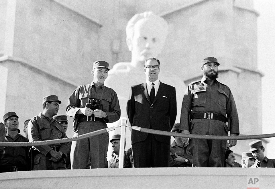 Thủ tướng Fidel Castro (phải), Tổng thống Cuba Osvaldo Dorticos (giữa), và Tổng tư lệnh các lực lượng vũ trang Rau Castro (trái) theo dõi cuộc diễu binh tại Havana ngày 2/1/1966. Trong thập kỷ đầu tiên nắm quyền tại Cuba, Fidel Castro thực thi nhiều cải cách xã hội, mang lại bình đẳng cho người da màu và phụ nữ, đồng thời cải thiện chất lượng y tế, thông tin liên lạc, giáo dục, nhà ở. Cuối thập kỷ 60, tất cả trẻ em Cuba đều được đi học (so với mức 50% năm 1959). Ảnh: AP.