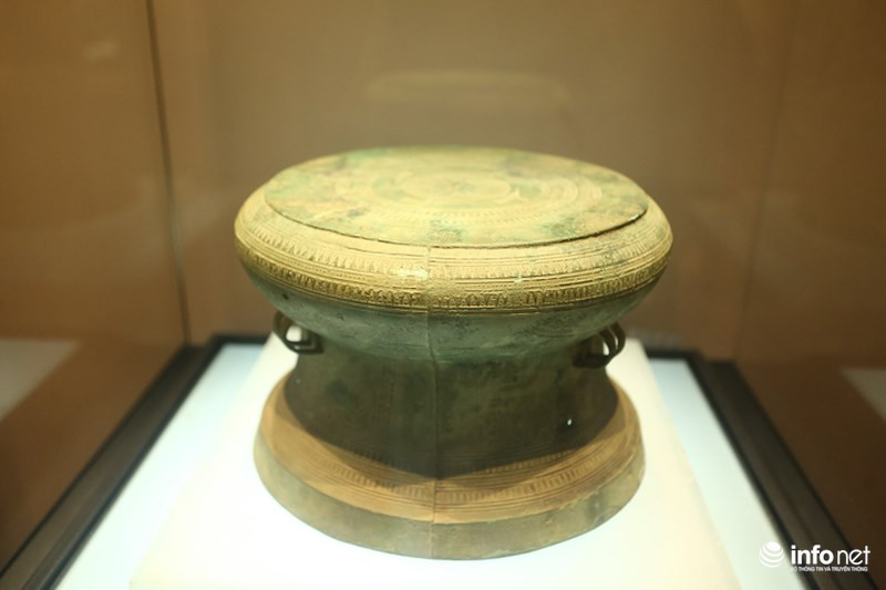 Trống đồng Sao vàng (Thanh Hóa) thuộc văn hóa Đông Sơn là báu vật khảo cổ học thời kỳ kim khí Việt Nam.