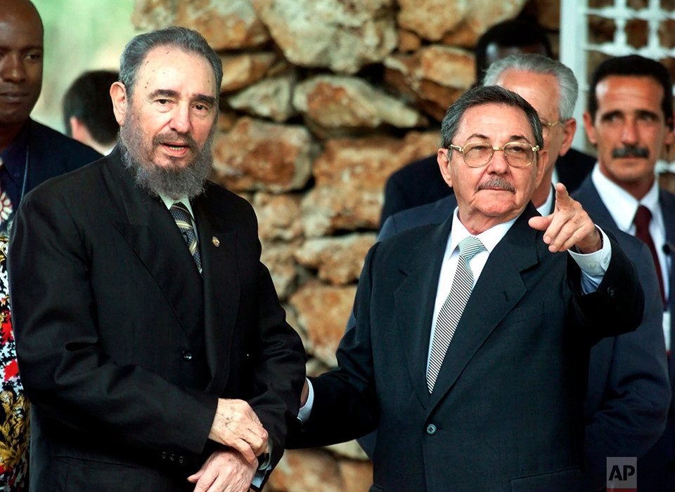 Fidel và Raul chờ gặp mặt các nguyên thủ quốc gia tới Havana dự Hội nghị Thượng định G-77 ngày 13/4/2000. Trong hàng thập kỷ nắm quyền, hai anh em nhà Castro luôn xuất hiện bên nhau tại các nghi lễ cấp nhà nước. Ảnh: AP.