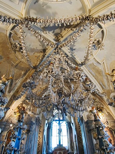 Nhà thờ Sedlec, Cộng hóa Séc: Được trang trí bằng 40.000 bộ hài cốt, nhà thờ độc đáo này khiến bất kỳ du khách nào ghé thăm đều thấy “lạnh gáy”.