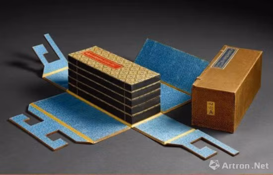 Đầu tháng 4 năm nay, Sotheby’s Hong Kong đã tổ chức đấu giá bộ kinh Phật Mahāprajñāpāramitā Sūtra bản tiếng Hoa do vua Tuyên Đức thời nhà Minh, Trung Quốc chế tác. Bộ kinh có tất cả 10 cuộn, làm bằng giấy Từ Thanh (giấy màu lam đậm) phết nhũ kim loại, mỗi trang dài 40,5 x 14,5 cm.