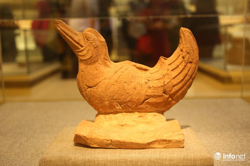 Hiện vật ngói úp nóc gần tượng uyên ương từ thế kỷ thứ 10. Đây là loại tượng tròn xuất hiện rất sớm ở cuối thế kỷ thứ 10 tại Hoa Lư. Tượng được gắn trên lưng ngói ống và ngói bò để trang trí.