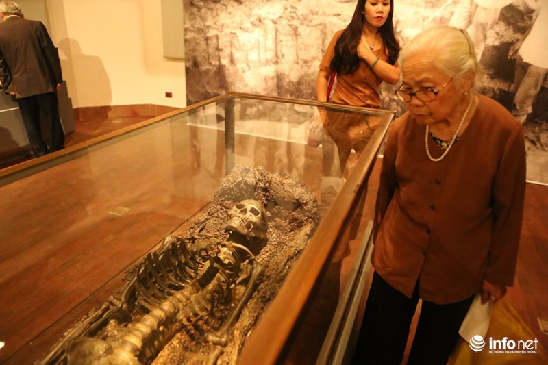 Cùng với mộ cổ Châu Can, hơn 300 báu vật khảo cổ học Việt Nam được trưng bày giới thiệu về văn hóa Việt từ các thời kỳ tiền sử, thời kỳ kim khí (gồm Văn hóa Đông Sơn, Văn hóa Sa Huỳnh, Văn hóa Đồng Nai); khảo cổ học lịch sử (Việt Nam 10 thế kỷ đầu Công nguyên, Chăm-pa và di sản văn hóa thế giới Mỹ Sơn, Văn hóa Óc Eo - Phù Nam, thời kỳ phong kiến Việt Nam).