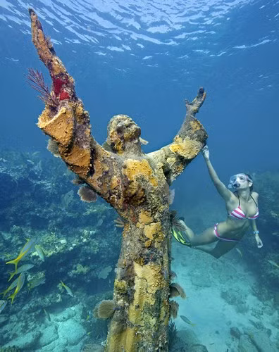 Christ of the Abyss, San Fruttuoso, Italy: Bức tượng chúa Jesus dưới biển cao khoảng 2,4 mét được đặt ngoài khơi vịnh San Fruttuoso, Italy vừa là một kiệt tác điêu khắc tuyệt đẹp vừa gợi lên nhiều cảm xúc khó tả cho du khách tham quan.