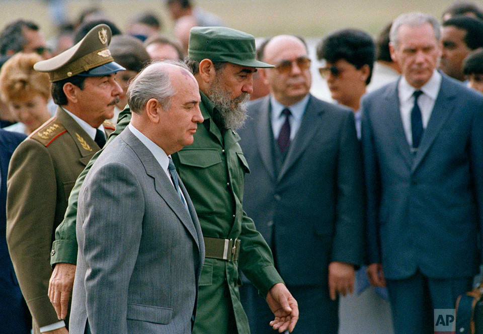 Chủ tịch Fidel Castro, Phó chủ tịch Raul Castro tiếp đón Tổng thống Liên Xô Mikhail Gorbachev ngày 3/4/1989 tại sân bay thủ đô Havana. Bất chấp những biến chuyển của tình hình thế giới trong thập niên 80 và 90, anh em Fidel - Raul vẫn kiên trì điều hành Cuba theo con đường chủ nghĩa xã hội. Ảnh: AP.