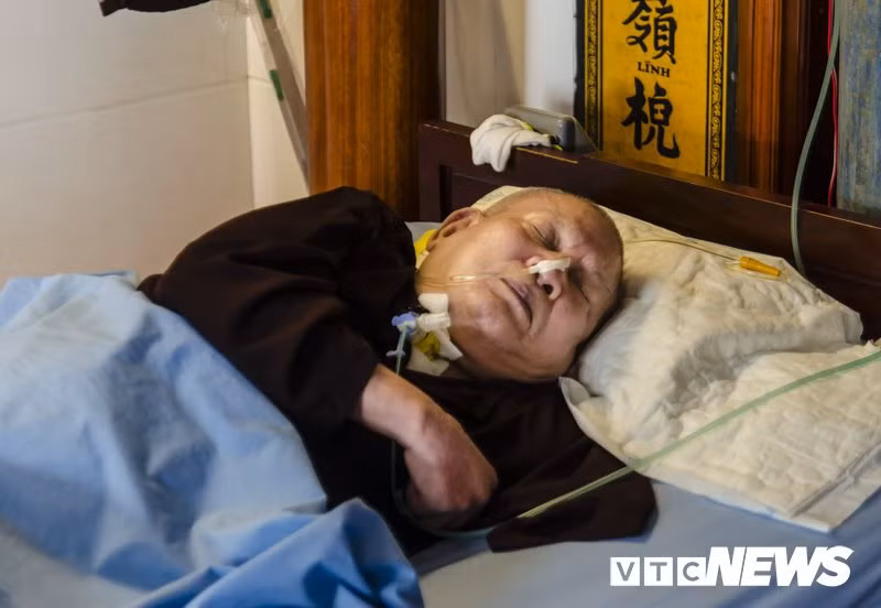 Dù phải nằm một chỗ gần chục năm qua nhưng thân thể nhà sư vẫn thơm tho sạch sẽ, da thịt hồng nhuận, mịn màng.