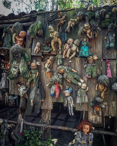 Đảo búp bê, Mexico: Địa điểm đáng sợ này gắn với câu chuyện về một bé gái bị chết đuối. Cha của cô bé tin rằng những con búp bê chứa linh hồn của con gái mình nên gia đình đã đem tất cả những con búp bê bị bỏ rơi lên hòn đảo này.