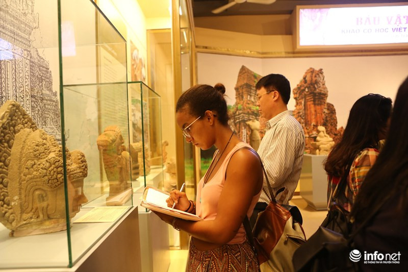 Buổi triển lãm Báu vật khảo cổ học Việt Nam thu hút sự quan tâm của công chúng nói chung và những người yêu thích tìm hiểu lịch sử, khảo cổ nói riêng. Nhiều du khách nước ngoài cũng thích thú tìm hiểu, ghi chú cẩn thận khi tham quan các hiện vật.