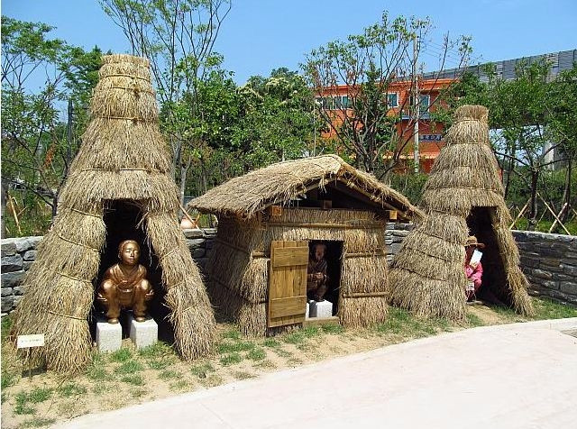 2. Bảo tàng nhà vệ sinh, Hàn Quốc: Một nơi trưng bày về việc đi vệ sinh của bạn một cách chân thật nhất. Những hình ảnh mang tính chất trần trụi về nhu cầu bản năng của con người, khiến không ít người đỏ mặt.