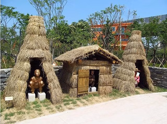 2. Bảo tàng nhà vệ sinh, Hàn Quốc: Một nơi trưng bày về việc đi vệ sinh của bạn một cách chân thật nhất. Những hình ảnh mang tính chất trần trụi về nhu cầu bản năng của con người, khiến không ít người đỏ mặt.