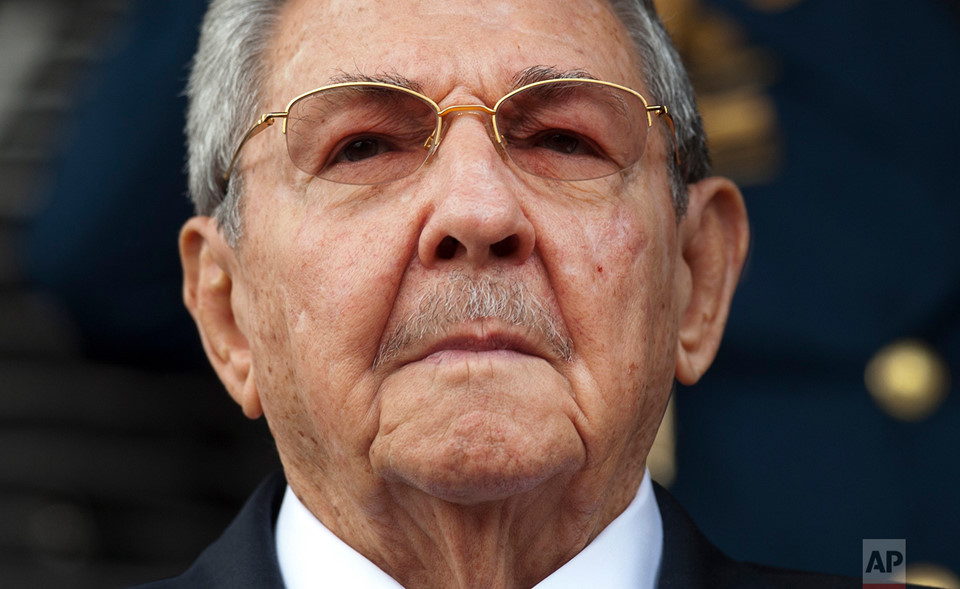 Raul Castro, năm nay 87 tuổi, tuyên bố sẽ rút lui khỏi chức vụ chủ tịch Hội đồng nhà nước Cuba từ ngày 19/4/2018, chấm dứt 59 năm hai anh em Raul - Fidel nắm quyền lãnh đạo đảo quốc Caribe này. Mặc dù vậy, ông Raul Castro sẽ vẫn giữ chức vụ bí thư thứ nhất Trung ương đảng Cộng sản Cuba. Ảnh: AP.