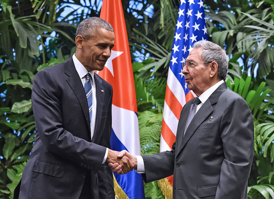 Trên cương vị lãnh đạo tối cao, Chủ tịch Raul Castro cùng Tổng thống Barack Obama đã có những bước tiến kéo quan hệ Cuba - Mỹ xích lại gần nhau. Năm 2015, Mỹ nới lỏng lệnh cấm vận chống Cuba, sau khi Havana tiến hành một số cải cách xã hội mở và cửa nền kinh tế. Mỹ cũng tái lập đại sứ quán tại Cuba sau nhiều thập kỷ gián đoạn quan hệ. Ảnh: CNBC.
