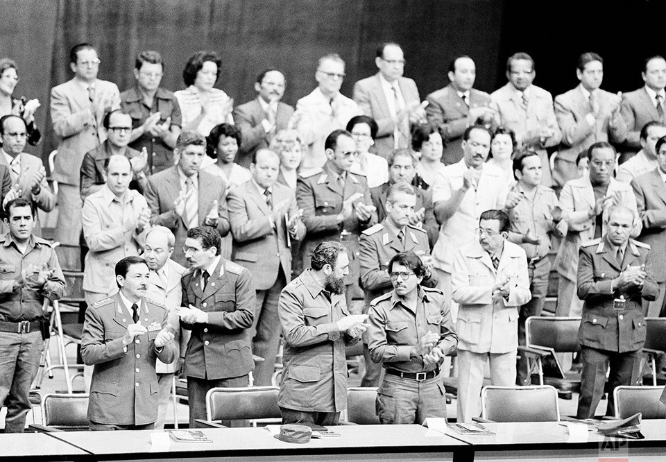 Fidel Castro trên cương vị chủ tịch Hội đồng nhà nước Cuba nói chuyện cùng Daniel Ortega, điều phối viên Hội đồng quân sự tái thiết quốc gia của Nicaragua tại lễ kỷ niệm 20 năm chiến thắng sự kiện Vịnh Con lợn ngày 21/4/1981. Cuba sau đó hỗ trợ lớn cho Nicaragua trong cuộc chiến chống nhóm vũ trang Contras do CIA hậu thuẫn. Cách mạng Cuba thành công đã tạo cảm hứng cho nhiều cuộc cách mạng xã hội khác tại các nước Mỹ Latin cũng như trên thế giới. Ảnh: AP.