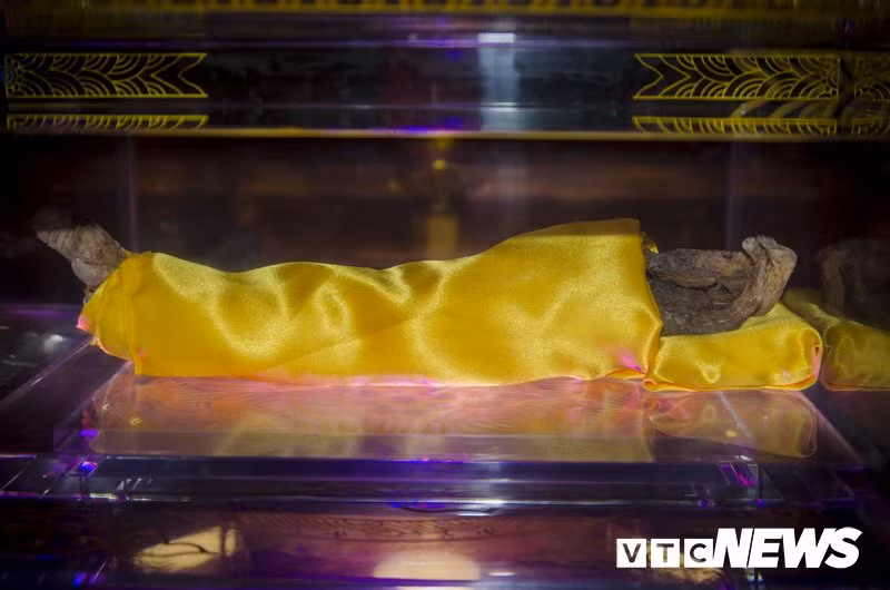 “Cánh tay bất hoại” sau gần 40 năm vẫn hoàn toàn nguyên vẹn, các ngón tay vẫn đang bắt “ấn quyết Tam Muội”.