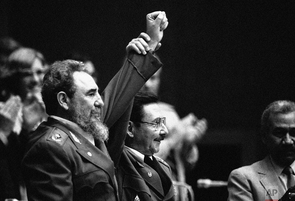 Fidel Castro và em trai Raul Castro ăn mừng sau khi hai người tái đắc cử trong cuộc bầu cử Đại hội 3 đảng Cộng sản Cuba ngày 8/2/1986. Đây là giai đoạn nền kinh tế Cuba rơi vào khủng hoảng do giá mía đường thế giới suy giảm cùng với gánh nặng viện trợ Cuba dành cho các phong trào cánh tả khắp Mỹ Latin, châu Phi và châu Á. Ảnh: AP.