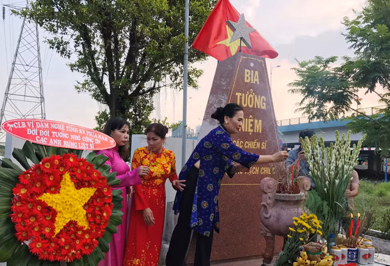 Các cô, chị trong câu lạc bộ ví dặm Nghệ Tĩnh đến dâng hoa, thắp hương tưởng niệm các Anh hùng Liệt sĩ.