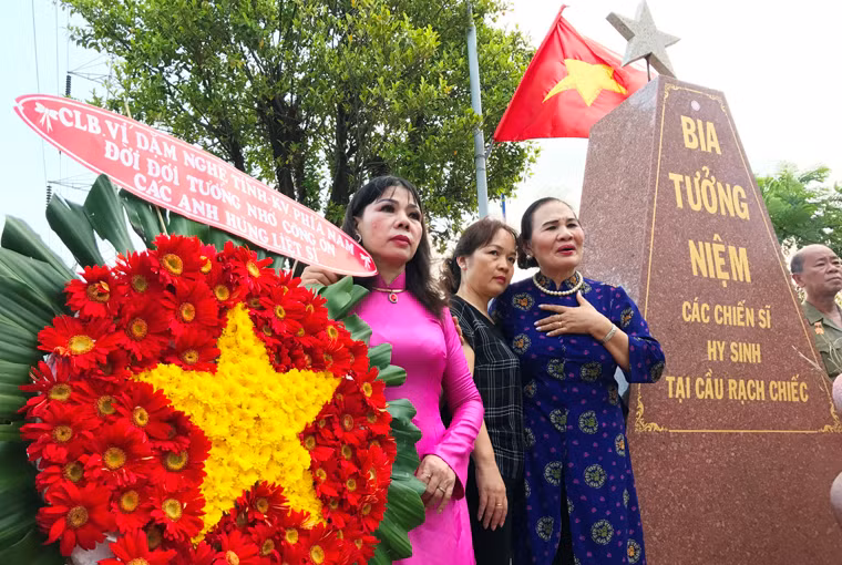 Mọi người dành tặng các Anh hùng những bài thơ, câu dặm quê hương.