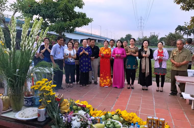 Mọi người quây quần bên bia tưởng niệm để thắp nén hương tưởng nhớ các đồng đội đã hy sinh trong công cuộc bảo vệ đất nước.