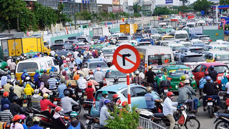 Cuối ngày 28/4, bắt đầu kỳ nghỉ lễ 30/4 và 1/5 kéo dài 4 ngày (từ 29/4 đến 2/5), các nẻo đường đổ về nhà ga, bến xe, bến phà, sân bay...ở TP HCM kẹt cứng người xe. Tại khu vực xung quanh sân bay Tân Sơn Nhất, tình trạng ùn tắc diễn ra hết sức tồi tệ khi nhiều hàng rào công trình mở rộng đường vào sân bay chiếm dụng mặt đường.