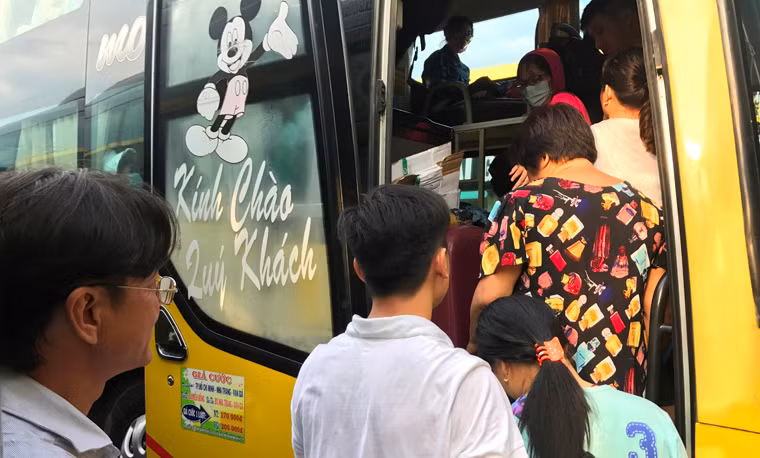 Những hành khách được bước lên chuyến xe để khởi hành về quê đều cảm thấy nhẹ nhõm...