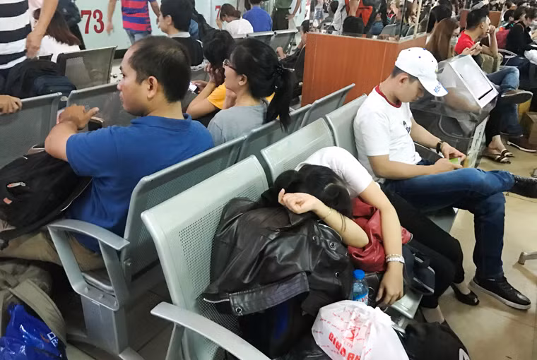 Đủ kiểu nằm, ngồi la liệt trong bến xe lớn nhất miền Nam.