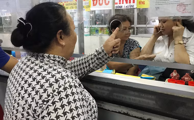 Cảnh cãi vả của 1 hành khách với nhân viên bán vé tại bến xe miền Đông càng làm cho khu vực thêm phức tạp.