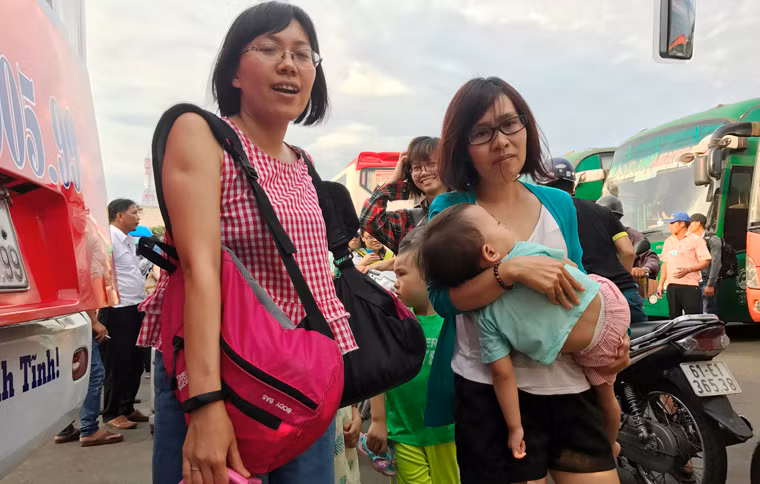 Trẻ em cũng 1 phen khổ sở cùng người thân tìm chiếc vé xe để về quê dịp nghỉ lễ 30/4 và 1/5.