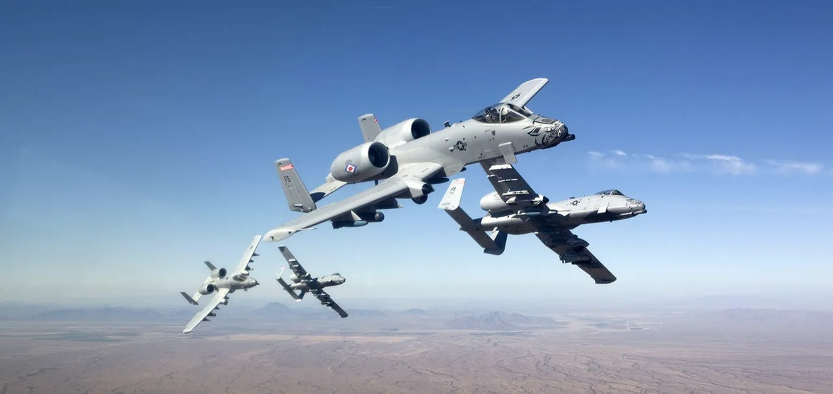 Theo đó, Không quân Mỹ đã chính thức thông báo rút 21 chiến đấu cơ A-10 Thunderbotl II. Vậy là toàn bộ phi đội A-10 của Mỹ với tuổi đời nửa thế kỷ đã bị rút khỏi biên chế quân sự nước này. 