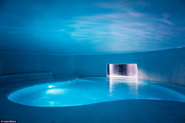 Một trong những công trình sang trọng nhất ở đây là bể bơi ngầm dưới đất và phòng tắm hơi.