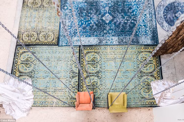 Malca trang trí khách sạn bằng những tác phẩm nghệ thuật từ bộ sưu tập của ông.