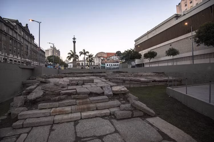 Bến tàu Valongo, Brazil: Hàng triệu nô lệ từ châu Phi đã đặt chân tới Brazil qua những bậc đá ở bến tàu Valongo.