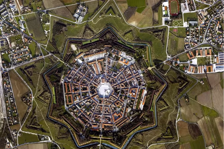 Hệ thống phòng thủ Venetian: Công trình này bao gồm 15 pháo đài tại Italy, Croatia và Montenegro, với tổng chiều dài 1.000 km từ vùng Lombard ở Italia tới biển Adriatic.