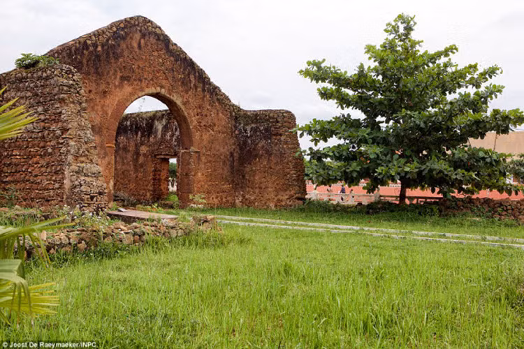 Mbanza Kongo, Angola: Thị trấn Mbanza Kongo là thủ đô hành chính và tôn giáo của Kongo, một trong những quốc gia lớn nhất tại miền nam châu Phi từ thế kỷ thứ 14 đến thế kỷ 19.