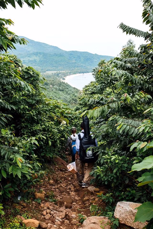 Xuống tới biển, nhìn sang bên trái bạn sẽ thấy cái cổng làng phía xa, tiếp tục đi là tới. Đi đường này thì mất khoảng hơn 1 tiếng, nhưng an toàn hơn đường gửi xe dưới chân đèo rồi đi xuyên hầm tàu. Đường núi khá gập ghềnh, trơn trượt nên rất nguy hiểm. Bạn cần di chuyển cẩn thận, chọn trang phục phù hợp.