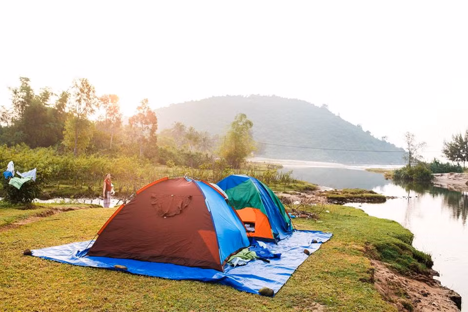 Để cắm trại qua đêm, các bạn nên chú ý mang đầy đủ lương thực và nước uống, cũng như dụng cụ nấu nướng.