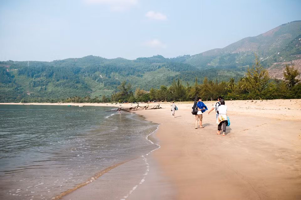 Đến làng Vân bạn sẽ được tận hưởng một không gian trong lành, yên tĩnh, tránh xa khói bụi thành phố với những bãi biển đẹp, hoang sơ, những hàng dương xanh rì rào trong gió...